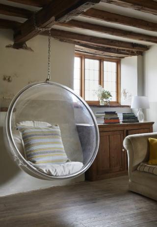 подвесное прозрачное кресло в старинной гостиной