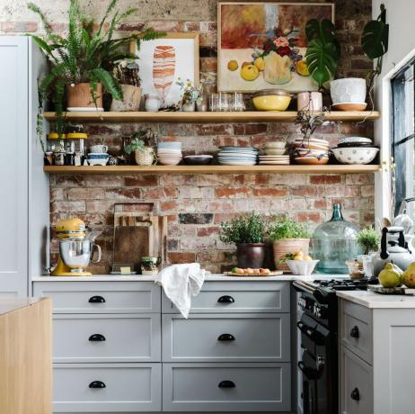 Virtuvės lentynos su plytų siena