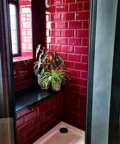 רעיון ספסל מקלחת מובנה באריח מטרו אדום מאת ג'ולי המינגס