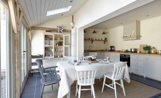 Dobové nadstavby domácej kuchyne: Kuchynská nadstavba Border Oak cottage, rámová kuchyňa