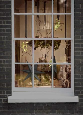 Χριστουγεννιάτικες βιτρίνες: διακοσμητικά αστέρια κρεμάστηκαν στο παράθυρο