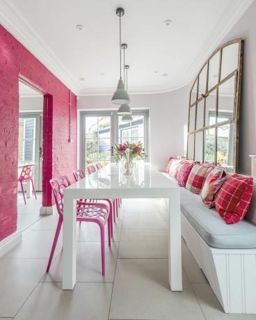 sala de jantar rosa e branca