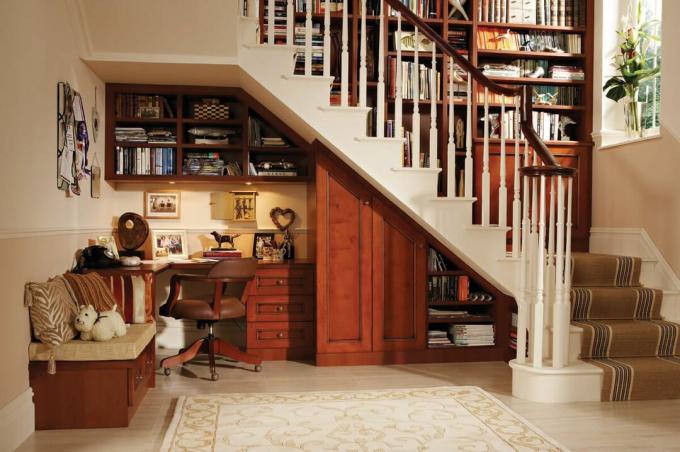 Neville Johnson napravio je studiju ispod stepenica kao ideju za skladištenje ispod stepenica