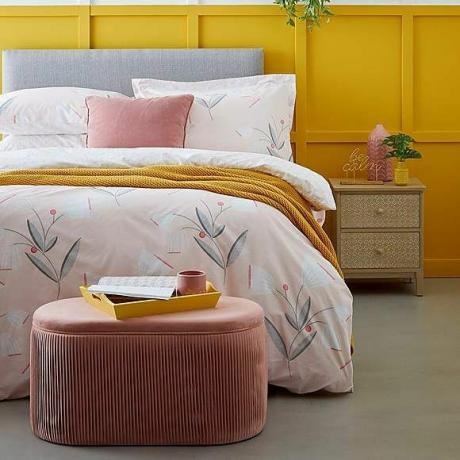 светла спалня с розова тахта