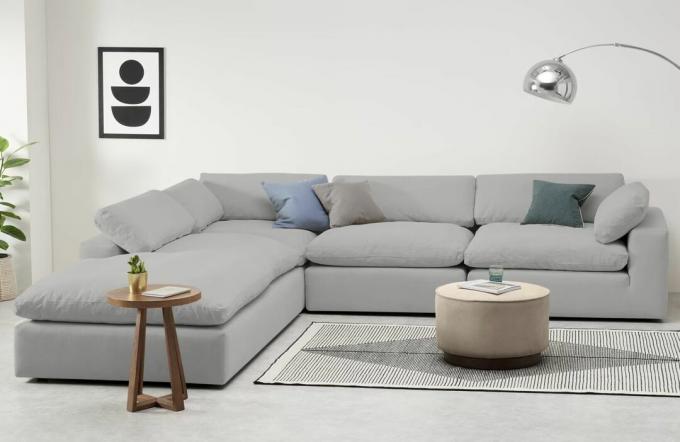 Удобный современный угловой диван в современной гостиной