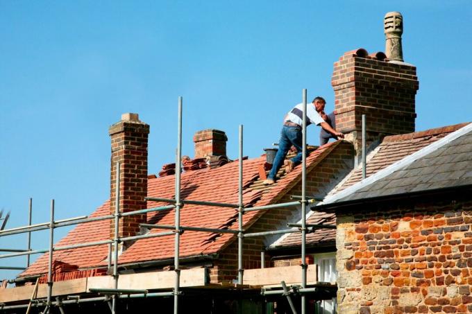 La reparación de un techo de tejas de arcilla es un trabajo mejor realizado por un profesional.