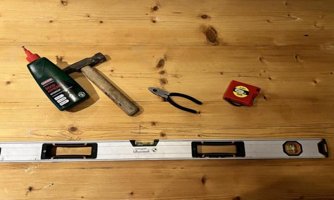 Tööriistad puidust laual