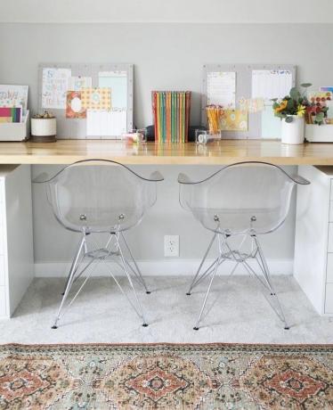 Skaidrios kėdės ir baltas stalas