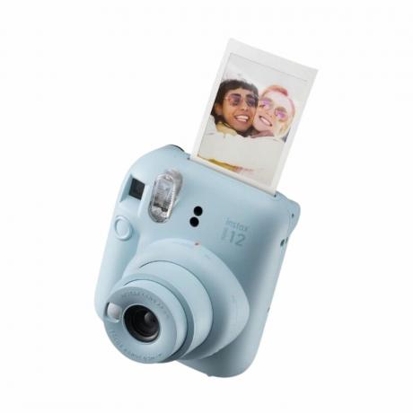 Et blåt instant-kamera med et billede, der kommer ud af det
