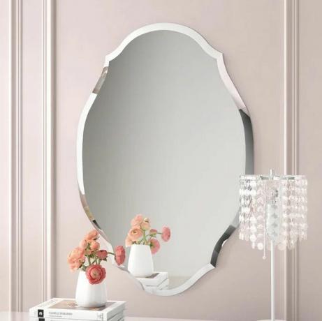 Vintage iedvesmots, formīgs sienas spogulis ar slīpu malu