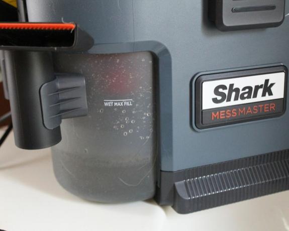Shark MessMaster Nass- und Trockensauger-Wassertank, gefüllt mit Wasser, um nasse Verschmutzungen zu entfernen