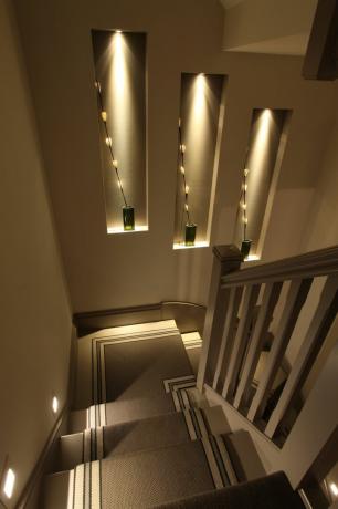 lépcsőház lépcsővilágítással és süllyesztett világítással