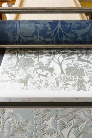 ручно рађен у Британији дизајн тапета са линорезом на штампарији