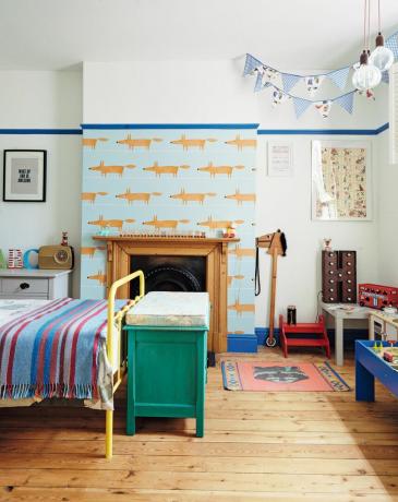 како дизајнирати дечију собу: дечија спаваћа соба са графичким тапетама, оригиналним дрвеним подовима и другим шареним, украсним додацима