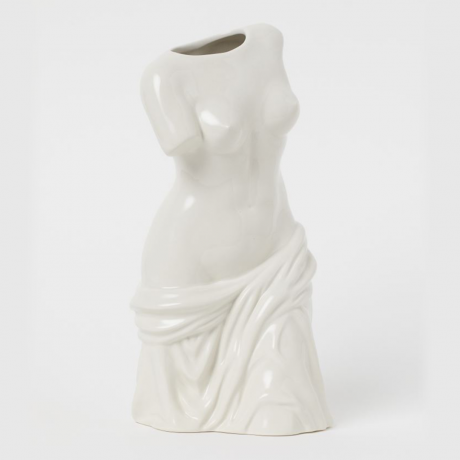 En steinvase formet som en kvinnelig overkropp i renessansestil