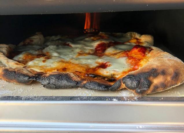 Pizza gemaakt in de Roccbox oven