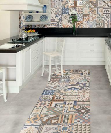 tegelloper met patroon in een witte keuken met schudkasten, open planken en grijze tegels