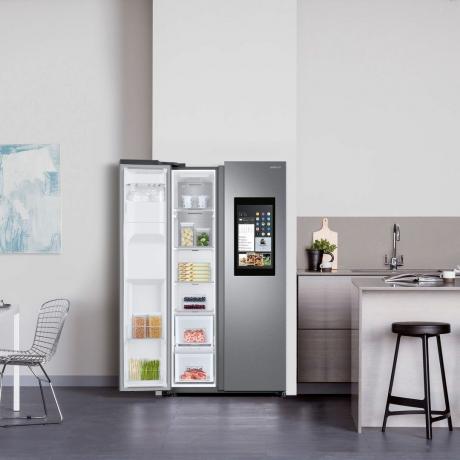 „Samsung Family Hub“ šaldytuvas virtuvėje