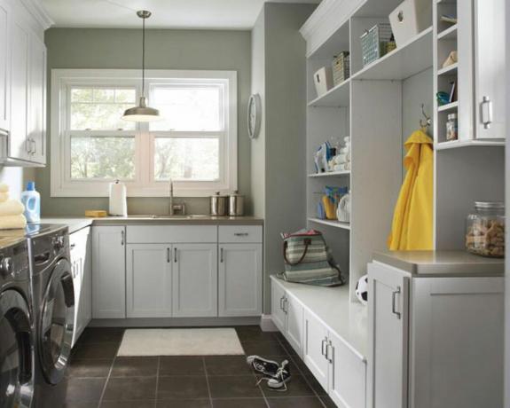 ตู้ห้องซักรีดในเมเปิลสีขาวทาสีในห้องซักรีดพร้อมห้องบูต, เครื่องซักผ้า, อ่างล้างจาน, อุปกรณ์ซักรีด - astrokraft