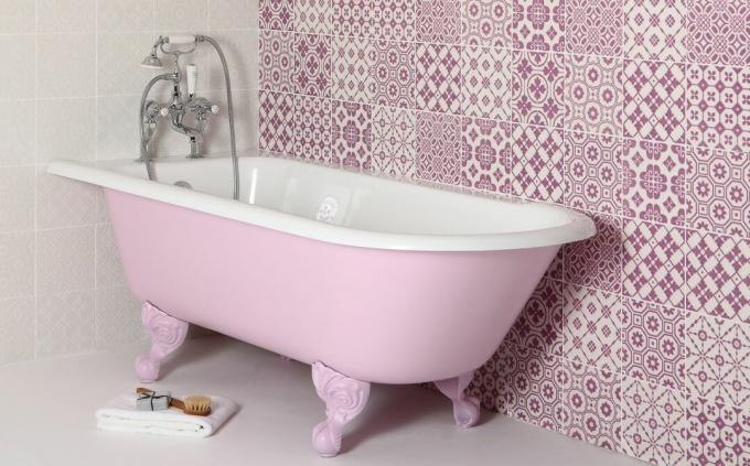 गुलाबी टाइल वाले कमरे में गुलाबी स्नान