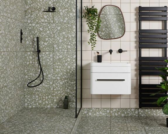 आधुनिक हरा टेराज़ो टाइल वाला बाथरूम