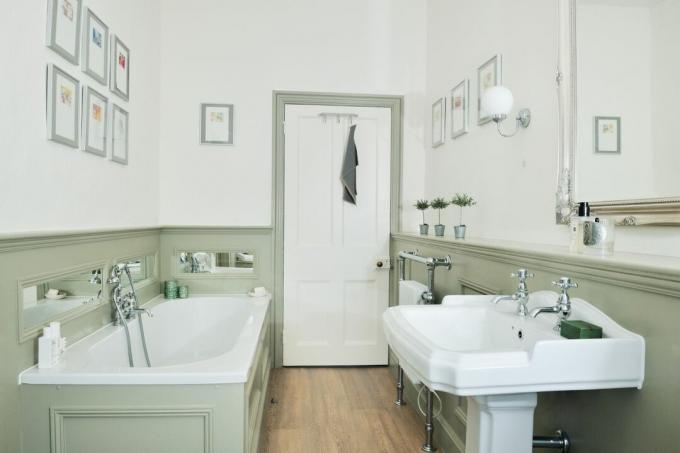 pusiau išklotas vonios kambarys su tradiciniais sanitariniais reikmenimis