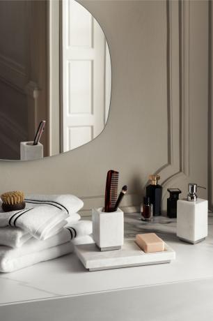 수건 세탁 방법 - 욕실 선반 위의 흰색 수건 - H&M 수건