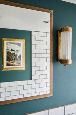 Notranja oblikovalka Nicola Miller je s pametnimi triki ustvarila elegantno kopalnico v mansardi v domu Leona in Tamsina v Herne Hillu
