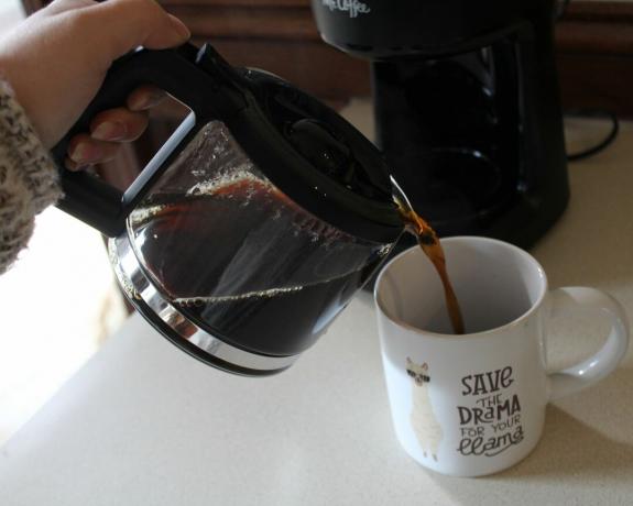 Katkıda bulunan editör Camryn Rabideau, Mr. Coffee 5 fincanlık mini demleme filtre kahve makinesiyle hazırlanan kahveyi yenilikçi bir seramik kupaya döküyor