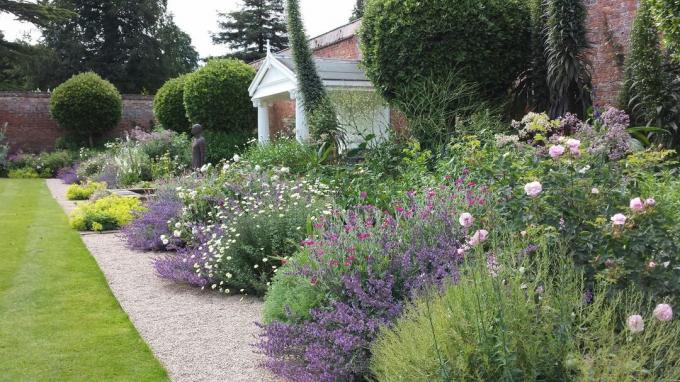 romantická obezděná zahrada v dobovém majetku