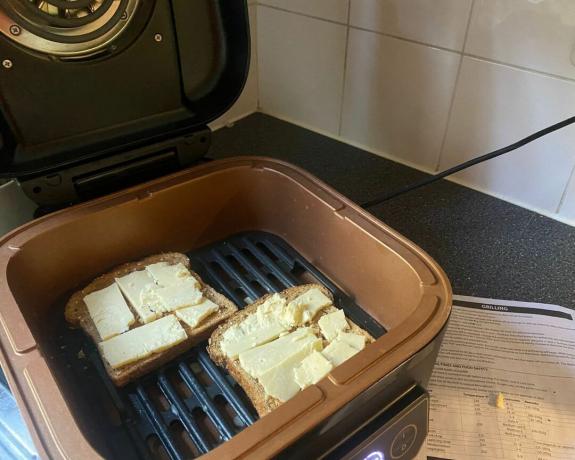 Russell Hobbs SatisFry gătește brânză pe pâine prăjită