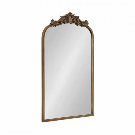Uno specchio dorato con dettagli decorati