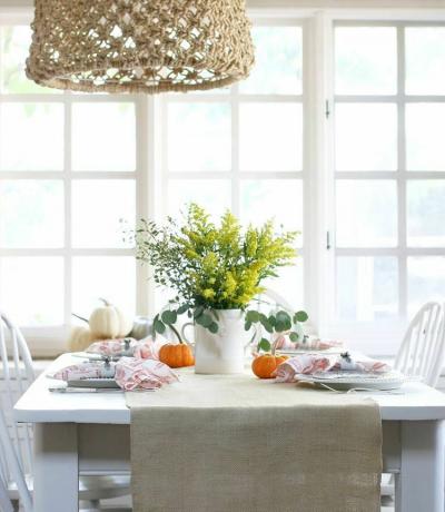 bílá jídelna s oknem a jednoduchým stolem