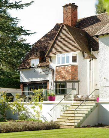 Kate og Dan Thompson fant drømmehuset sitt på et grønt område i Surrey og visste at det ville passe perfekt for familien deres