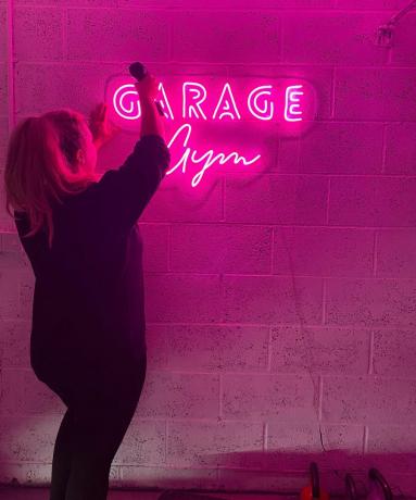 Neoninis lynų šviestuvas „pasidaryk pats“ – galutinis Jasmine Guerney vaizdas, montuojantis LED šviestuvą ant betoninių plytų sienos laidų atskirai