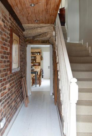 διάδρομος με σκάλες που οδηγούν στον επάνω όροφο και πόρτα προς την κουζίνα