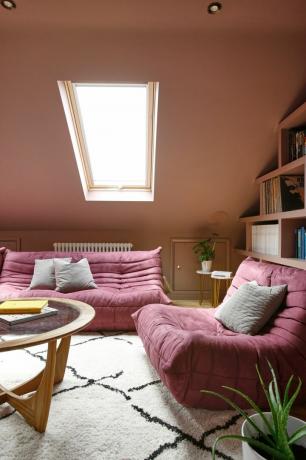 Rosa Wohnzimmer auf einem Dachboden
