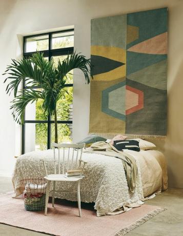 שטיח המשמש כתלייה על קיר בחדר שינה