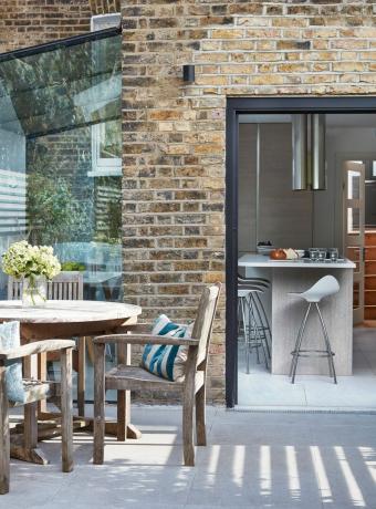 Кухнята на Сара Брукс е подобрена чрез добавяне на разширение в стил стъклена кутия встрани от дома й в Лондон