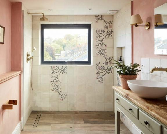 პატარა აბაზანა ვარდისფერი კედლის დეკორით და შხაპის კედელი ყვავილების დეკორატიული ფუნქციით