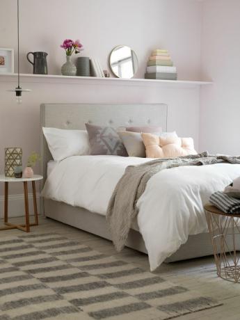 ružičasta spavaća soba s ružičastom policom uz zid