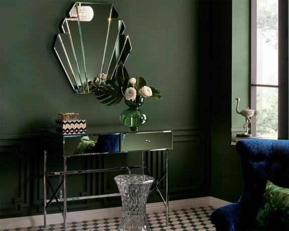 Skořápkové zrcadlo John Lewis se zeleným nástěnným dekorem, zrcadlový předsíňový stolek, zelená váza a modré sametové křeslo