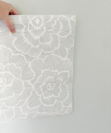 Décor de papier peint floral peel and stick contre un mur gris