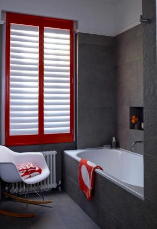 Raudonos Kalifornijos langinės moderniame vonios kambaryje