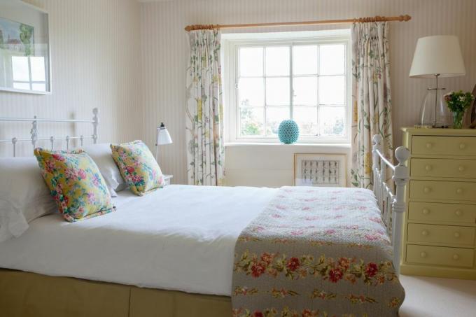 غرفة نوم مع أقمشة زهرية