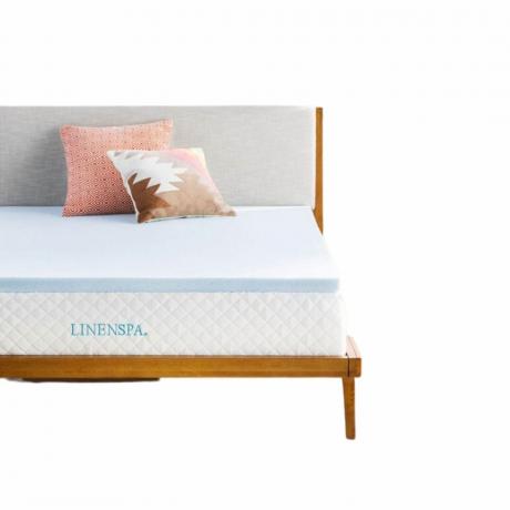 Een blauwe matrastopper op een bed