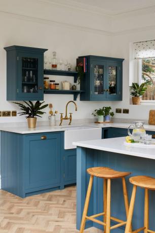 Andrew ir Katie White konservatorijos stiliaus virtuvės priestatas yra ryškus ir simpatiškas jų Edvardo laikų namų Lewishame priedas.