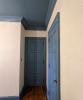 Reālās izmaksas: pamesta guļamistaba kļūst par divstāvu istabu, kurā ir daudz zilas krāsas