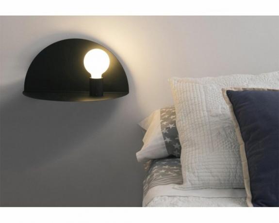 Una idea de iluminación de pared de dormitorio con estante integrado de Faro Barcelona