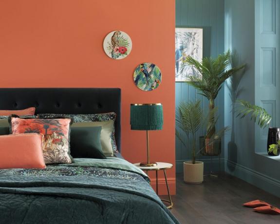 家具と選択によるオレンジとティールの寝室
